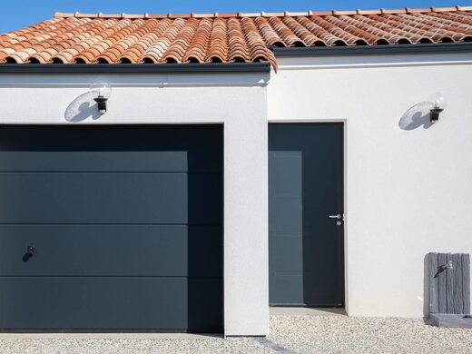 Portes d’entrée et de garage design et sécurisées dans l'Aude